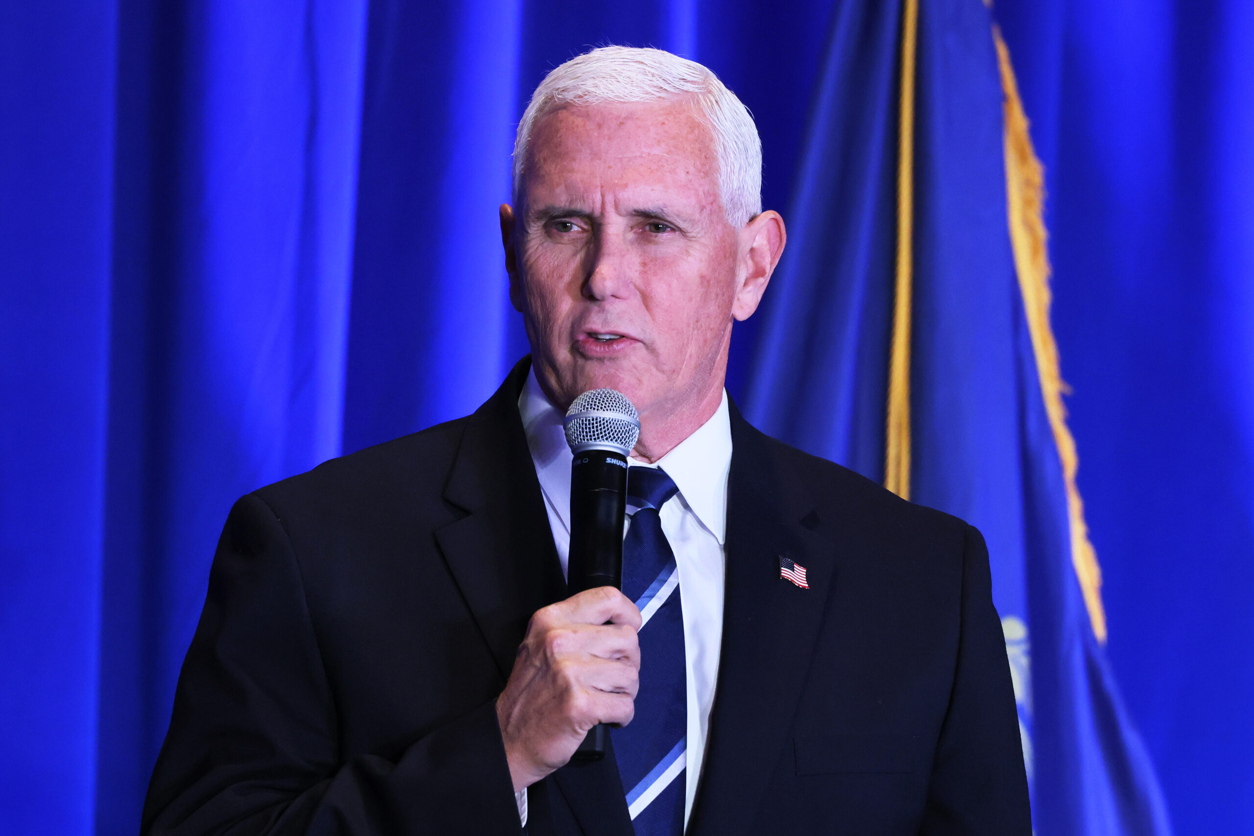 Mike Pence Campaign Photo Sparks Flurry of Jokes, Mockery