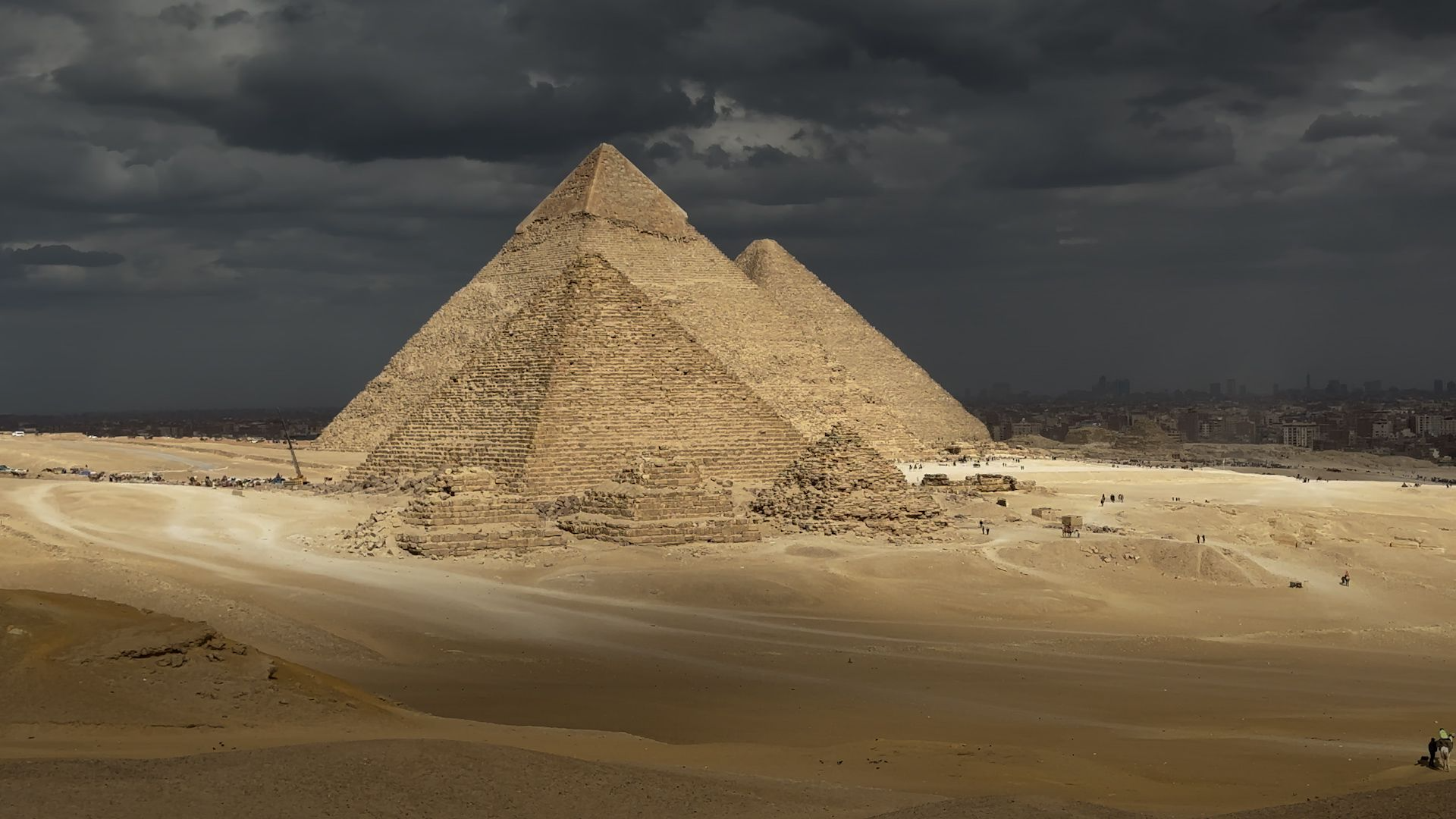 Giza’s Smallest Pyramid Retains Its Rugged Beauty as Cladding Restoration Plan is Axed